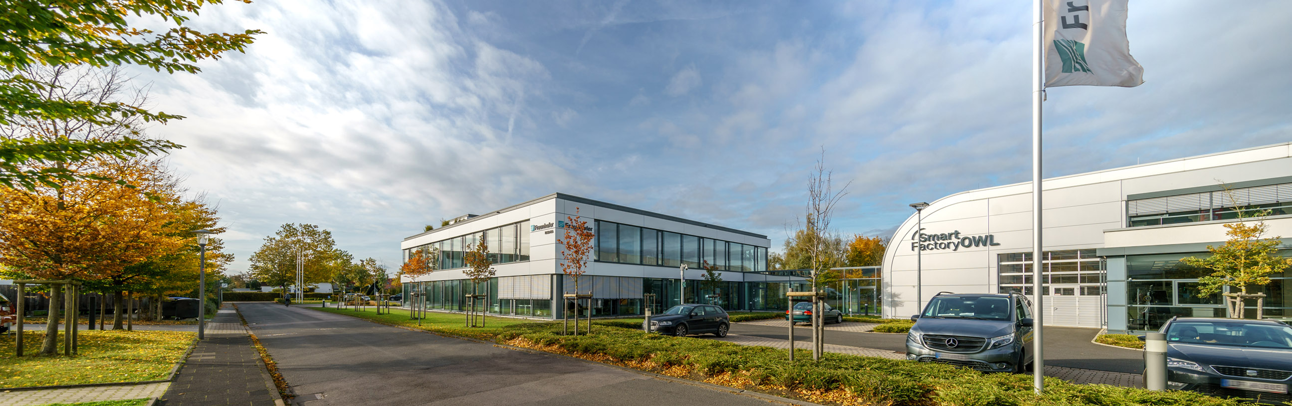 Das Fraunhofer IOSB-INA Institutsgebäude und die Smart Factory OWL.